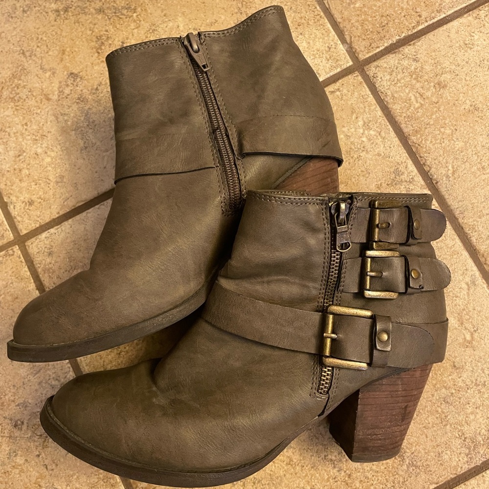 Stylish grey Ankle Boots